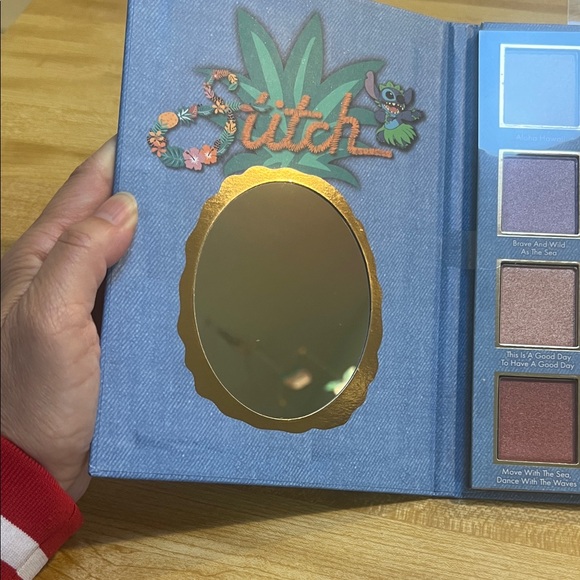 #1172+ Disney Stitch Eyeshadow Palette - Picture 3 of 6